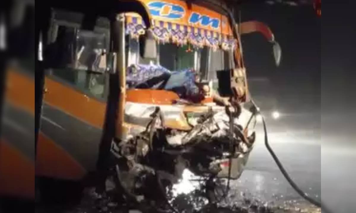 Navsari Accident
Gujarat
SUV Bus Collision
