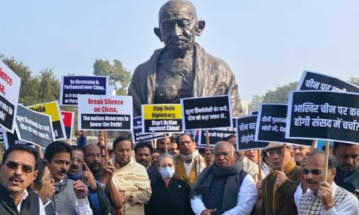 Sonia Gandhi,Mallikarjun Kharge,Congress,Parliament,protest